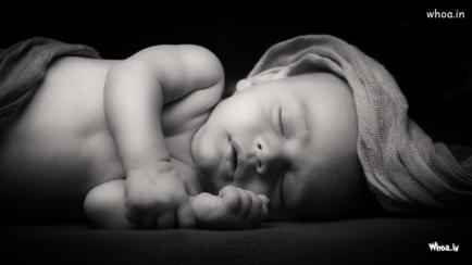 Newborn-Little-Baby-Sleeping-with-Dark-Background-HD-Baby-Sleep-Wallpaper